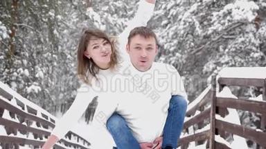 <strong>寒假</strong>期间，在雪林外的<strong>寒假</strong>里，一对有趣的夫妇在一起玩耍。